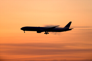 ドラマチックな空をバックに離着陸する飛行機