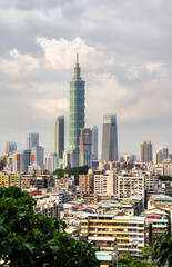 Obraz premium An elevated view of the Taipei city skyline, featuring the famous Taipei 101 tower and surrounding urban landscape against a cloudy sky in Taiwan
