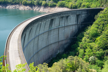 新緑のアーチ式ダム