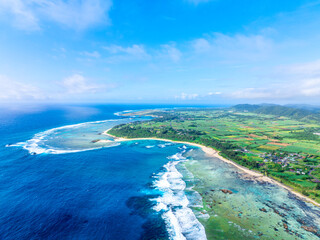 土盛海岸と奄美空港（鹿児島県 奄美大島）