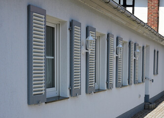 fassade eines hauses mit sonnenladen, deutschland