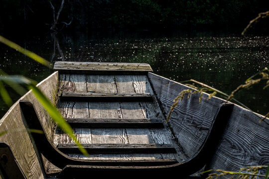Altes Anglerboot am kleinen Fluss