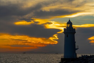 夕日の染まる灯台