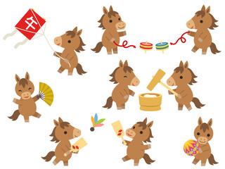 正月の遊びと餅つきをする馬のキャラクターのイラストセット