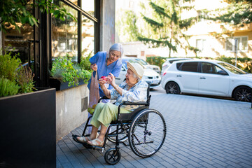 Home caregiver assisting older woman during grocery run