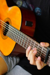 Obraz premium close-up shots of hands playing the guitar, showcasing different finger positions and techniques, perfect for music enthusiasts and instructional content