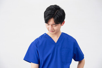 医者・看護師・歯科医師・介護士　男性　疲労　白背景