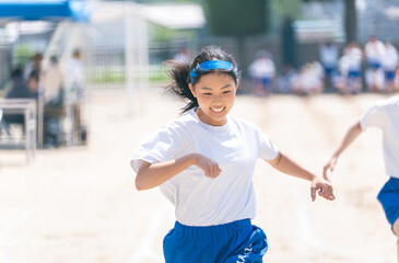 中学校の体育祭で100m走を走る女子生徒