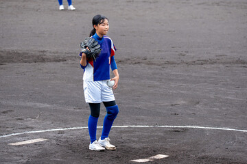 部活でソフトボールのピッチャーをする中学生の女子