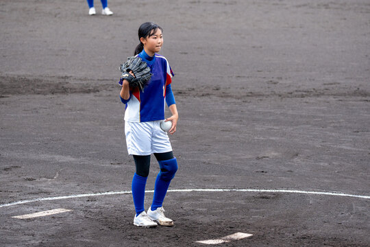 部活でソフトボールのピッチャーをする中学生の女子