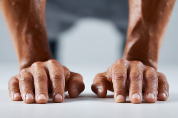 Fototapeta premium closeup shot of hands during pushup exercise showcasing raw determination and effort