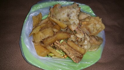 Very tasty fried shots. Consisting of bakwan, tempeh, sweet potatoes. Various fried foods for Takjil breaking the fast together or Bukber Ramadhan.