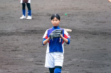 部活でソフトボールのピッチャーをする中学生の女子