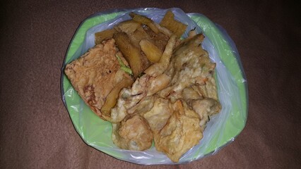 Very tasty fried shots. Consisting of bakwan, tempeh, sweet potatoes. Various fried foods for Takjil breaking the fast together or Bukber Ramadhan.