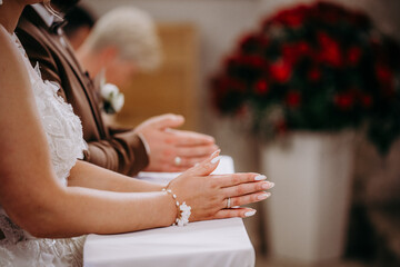 Ludzie przebywający w Kościele © rozentuzjazmowany