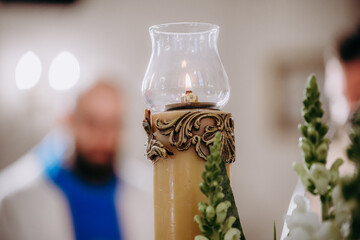 Zapalone świece w kościele © rozentuzjazmowany