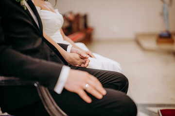 Dłonie pary młodej podczas ceremonii