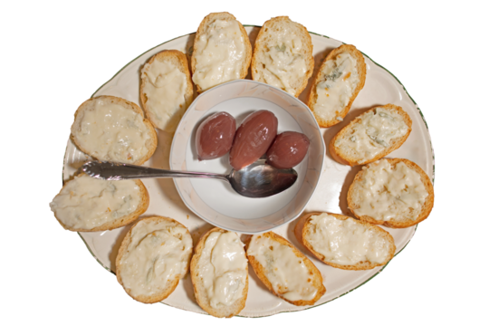 piatto con tartine di pane e gorgonzola con al centro una scodella di cipolle rosse caramellate, scontornate su sfondo bianco