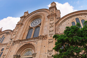 Fototapeta premium The Cathedral of the Immaculate Conception, commonly known as the New Cathedral of Cuenca, Ecuador, with its iconic blue domes and historic architecture 