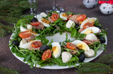 Wreath-shaped salad with tuna, egg, mozzarella and black olives