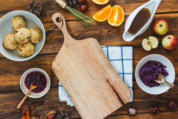 Zutaten für einen Gänsebraten umrahmt ein leeres Holz Schneidebrett. Herbst, Thanksgiving,...
