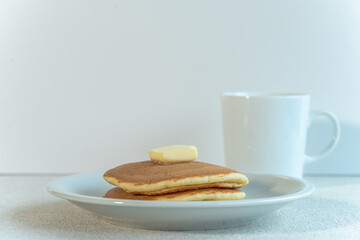 白い食器とホットケーキとコピースペース