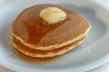 白い食器に乗ったホットケーキ