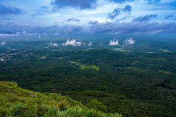 Fototapeta premium Breathtaking hilltop scenery with rolling clouds over Ooty’s natural landscape
