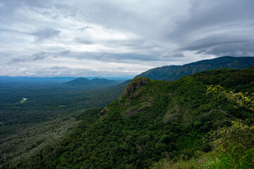 Fototapeta premium Breathtaking hilltop scenery with rolling clouds over Ooty’s natural landscape