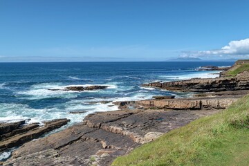 survol de la plage et ville de Bundoran en Irlande