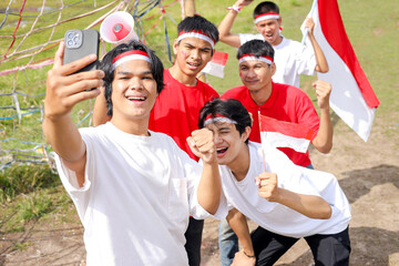 Obraz premium A Group Of Young People Take Selfies Celebrating Indonesian Independence Day.