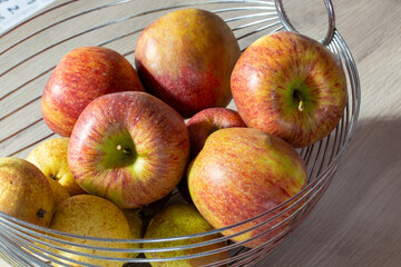 Nahaufnahme von Äpfeln und Birnen im Obstkorb