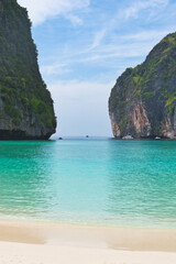 Obraz premium KOH PHI PHI, THAILAND - MARCH 11 2022: Motor boats on turquoise water of Maya Bay lagoon on MARCH 11, 2022 in Koh Phi Phi island, Thailand. This was extremely quiet due to the Covid 19 pandemic.