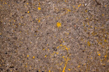 페인트가 흩뿌려진 돌이 많이 섞인 콘크리트 바닥