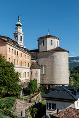 Naklejka premium Historische Kirche und Glockenturm in Belluno vor blauem Himmel