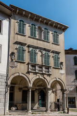 Obraz premium Museum im historisches Gebäude mit Arkaden und grünen Fensterläden in Belluno