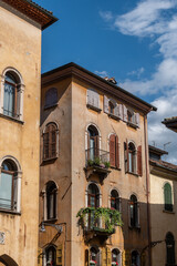 Mediterrane Altstadthäuser mit bunten Fensterläden und Balkonen