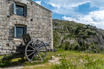 Historische Gebirgsfestung mit alter Kanone