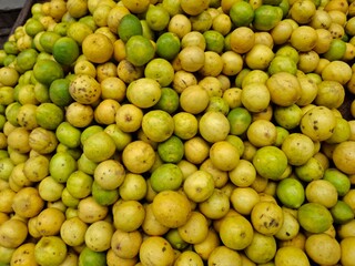 Fresh Lemons Piled Together in Market – Citrus Fruit Display, Organic Produce, Healthy Eating, Natural Texture, Close-Up Food Photography