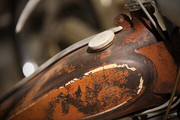 alter verrosteter Motoradtank