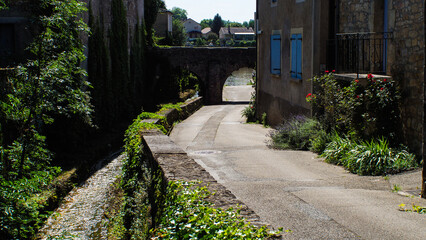 Ville de Puy l'évêque, par une journée ensoleillée
