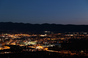 Fototapeta premium vista dettagliata sull'ambiente urbano tra le città di Gorizia e Nova Gorica, sul confine tra Italia e Slovenia, di sera poco dopo il tramonto