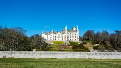 Obraz premium Dunrobin Castle sitting on the hill