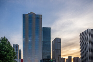 Fototapeta premium Majestic Skyscrapers Silhouetted by a Stunning Urban Sunset