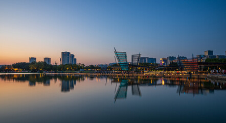 Fototapeta premium Tranquil Evening Reflections: A Stunning Cityscape at Dusk