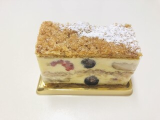 バナナとベリーのミルフィーユケーキ