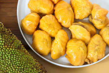 Top view of a plate filled with fresh cempedak (or chempedak).