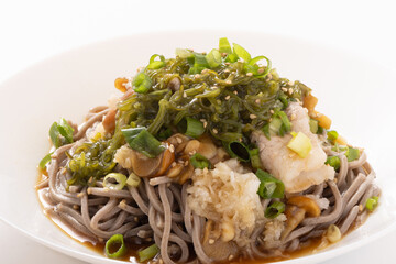 冷やし　めかぶ蕎麦（めかぶ　なめこ　大根おろし）