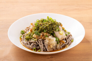 冷やし　めかぶ蕎麦（めかぶ　なめこ　大根おろし）