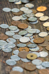 木の台に散らばる日本の硬貨